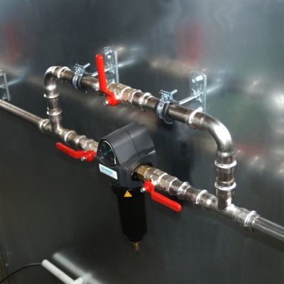 Wartungseinheit und Absperrhähne im Druckluftcontainer