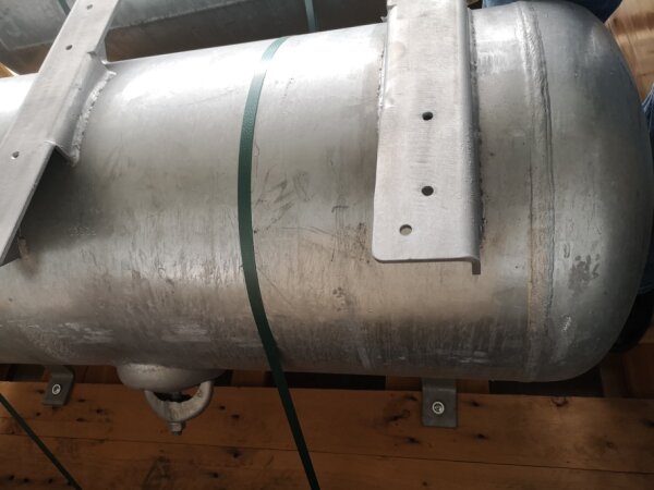 Druckluftbehälter 250l/16bar/verzinkt innen + außen/liegend/mit Konsole *Neu mit optischen Mängeln